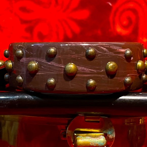 Sale 3/$20 VTG chunky lucite bangle, marbled chocolate brown with bronze studs - Picture 2 of 10